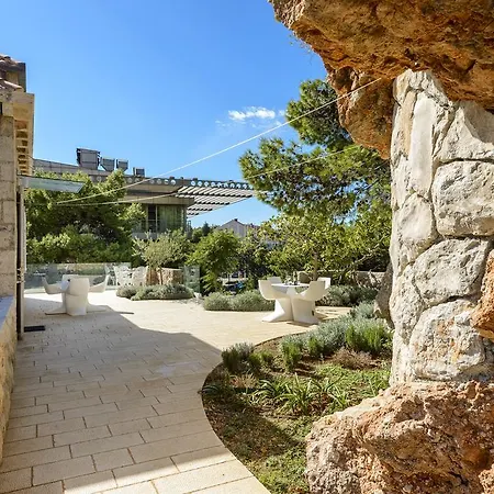 Rosemary Ντουμπρόβνικ